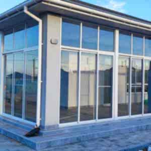 Входная группа с раздвижными окнами