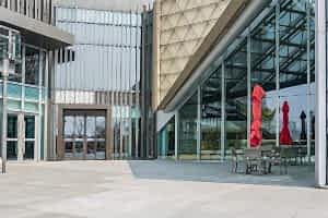 Входная группа в торговый центр