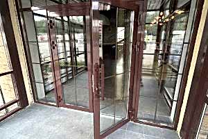 Остекление крыльца в коттедже и частный дом